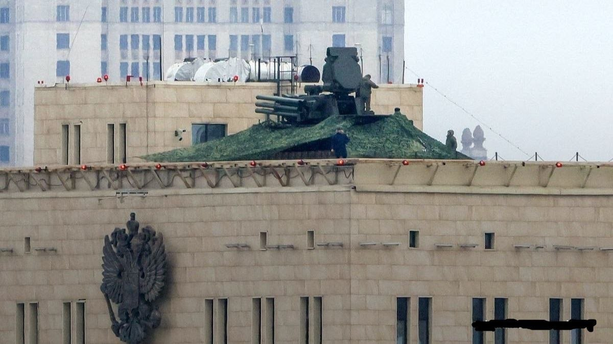 Un sistema de misiles y cañones antiaéreos Pantsir-S1 situado en el tejado del Ministerio de Defensa ruso en Moscú no consiguió derribar un avión no tripulado que volaba a 300 metros de él. Un sistema de misiles y cañones antiaéreos Pantsir-S1 situado en el tejado del Ministerio de Defensa ruso en Moscú no consiguió derribar un avión no tripulado que volaba a 300 metros de él.
