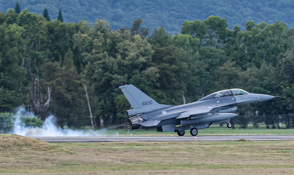 Taiwán quiere armar cazas F-16 Viper mejorados con misiles estadounidenses AGM-88 HARM, AGM-84 SLAM y AGM-154 JSOW Taiwán quiere armar cazas F-16 Viper mejorados con misiles estadounidenses AGM-88 HARM, AGM-84 SLAM y AGM-154 JSOW