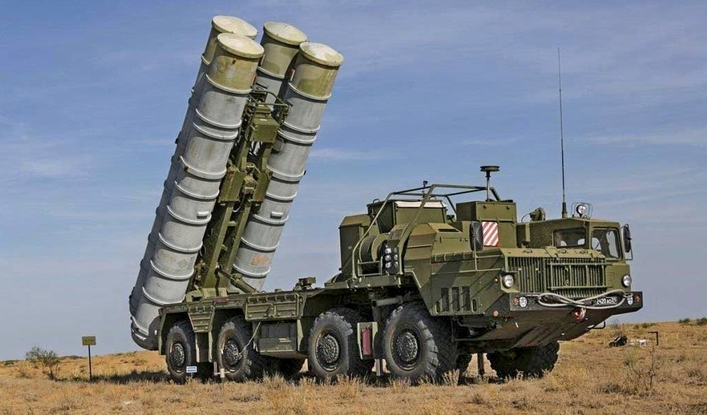 El sistema ruso de misiles tierra-aire S-400 Triumf, con un alcance máximo de 400 kilómetros, ha sido visto por primera vez en la India. El sistema ruso de misiles tierra-aire S-400 Triumf, con un alcance máximo de 400 kilómetros, ha sido visto por primera vez en la India.