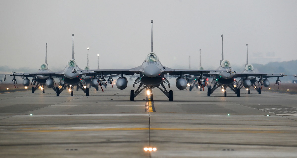 Los F-16V Block 70/72 de Taiwán recibirán sistemas IRST para detectar y rastrear los cazas de quinta generación J-20 de China. Los F-16V Block 70/72 de Taiwán recibirán sistemas IRST para detectar y rastrear los cazas de quinta generación J-20 de China.