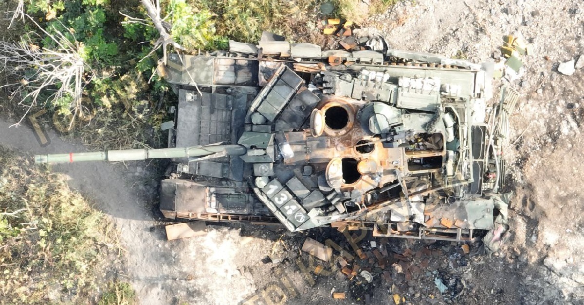 El tanque ruso modernizado T-90 "Breakthrough", que cuesta hasta 4,5 millones de dólares, destruido en sus propias minas junto con el nuevo tanque BMP-3M