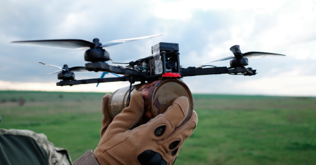Un dron FPV ucraniano voló a una distancia récord y alcanzó el sistema de artillería ruso Hyacinth-S Un dron FPV ucraniano voló a una distancia récord y alcanzó el sistema de artillería ruso Hyacinth-S