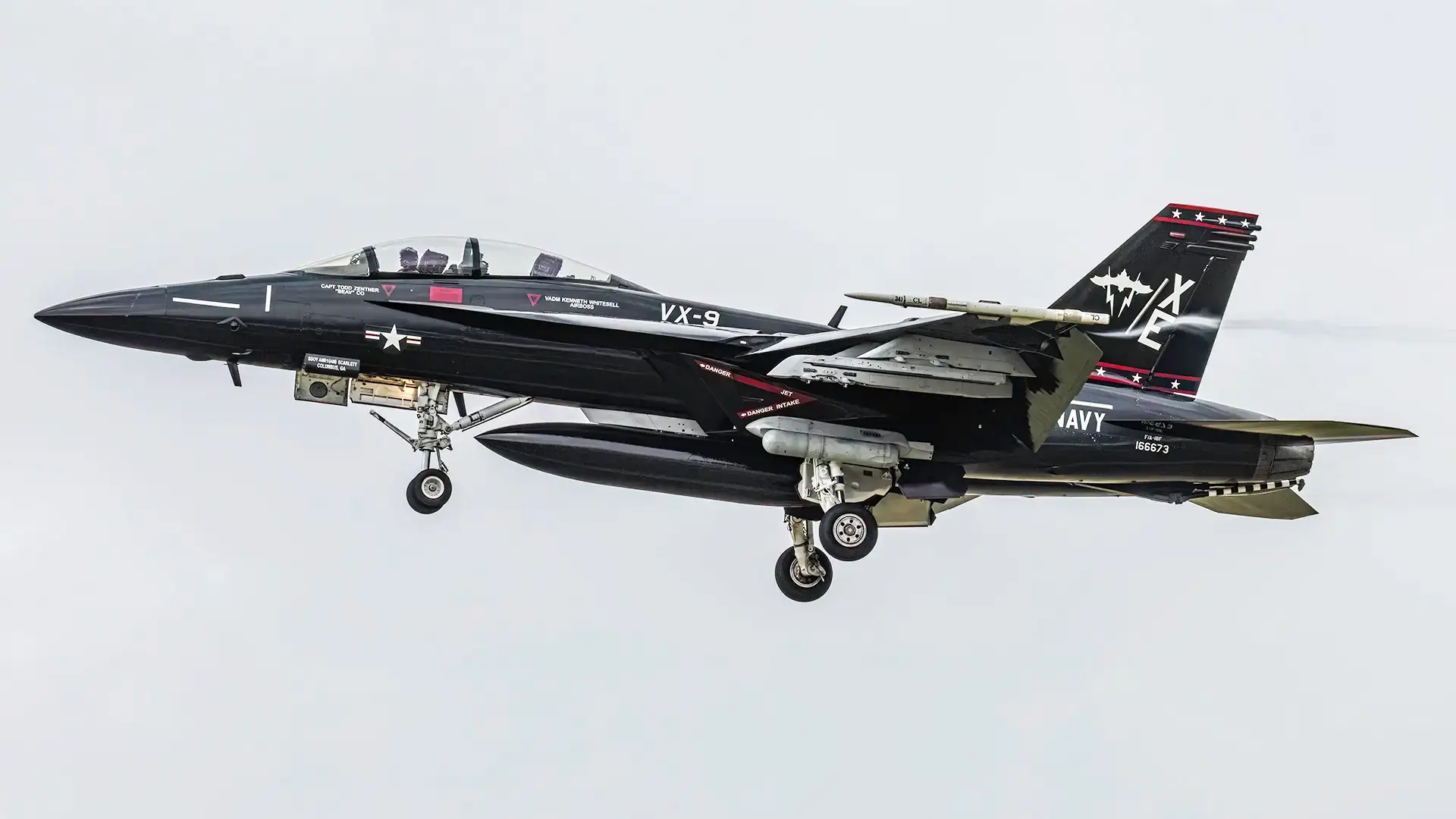 La Marina de EE.UU. presenta el F/A-18 Super Hornet con camuflaje retro Vandy-1, pero sin el conejito Playboy La Marina de EE.UU. presenta el F/A-18 Super Hornet con camuflaje retro Vandy-1, pero sin el conejito Playboy
