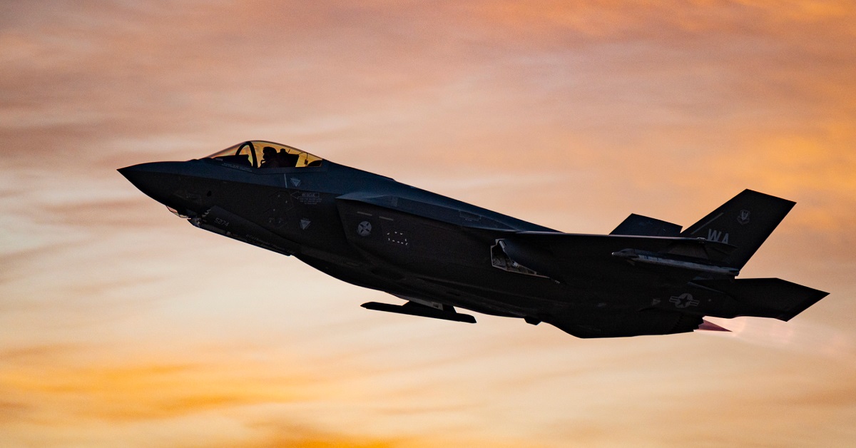 EE.UU. niega las acusaciones de contravuelos peligrosos de los cazas de quinta generación F-35 Lightning II frente a los Su-35 rusos EE.UU. niega las acusaciones de contravuelos peligrosos de los cazas de quinta generación F-35 Lightning II frente a los Su-35 rusos