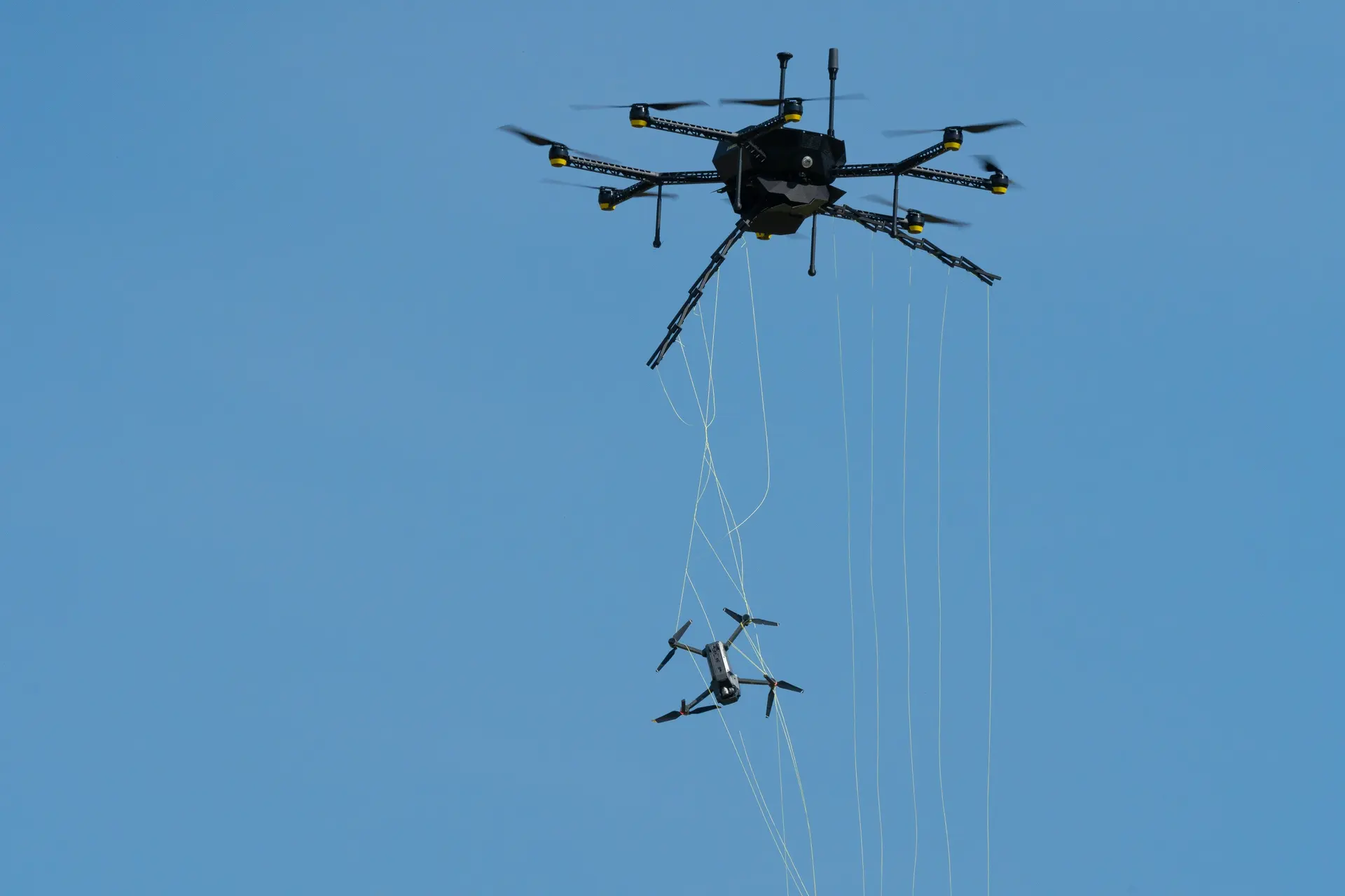 Eagle One: octocóptero de doble brazo para interceptar drones Eagle One: octocóptero de doble brazo para interceptar drones