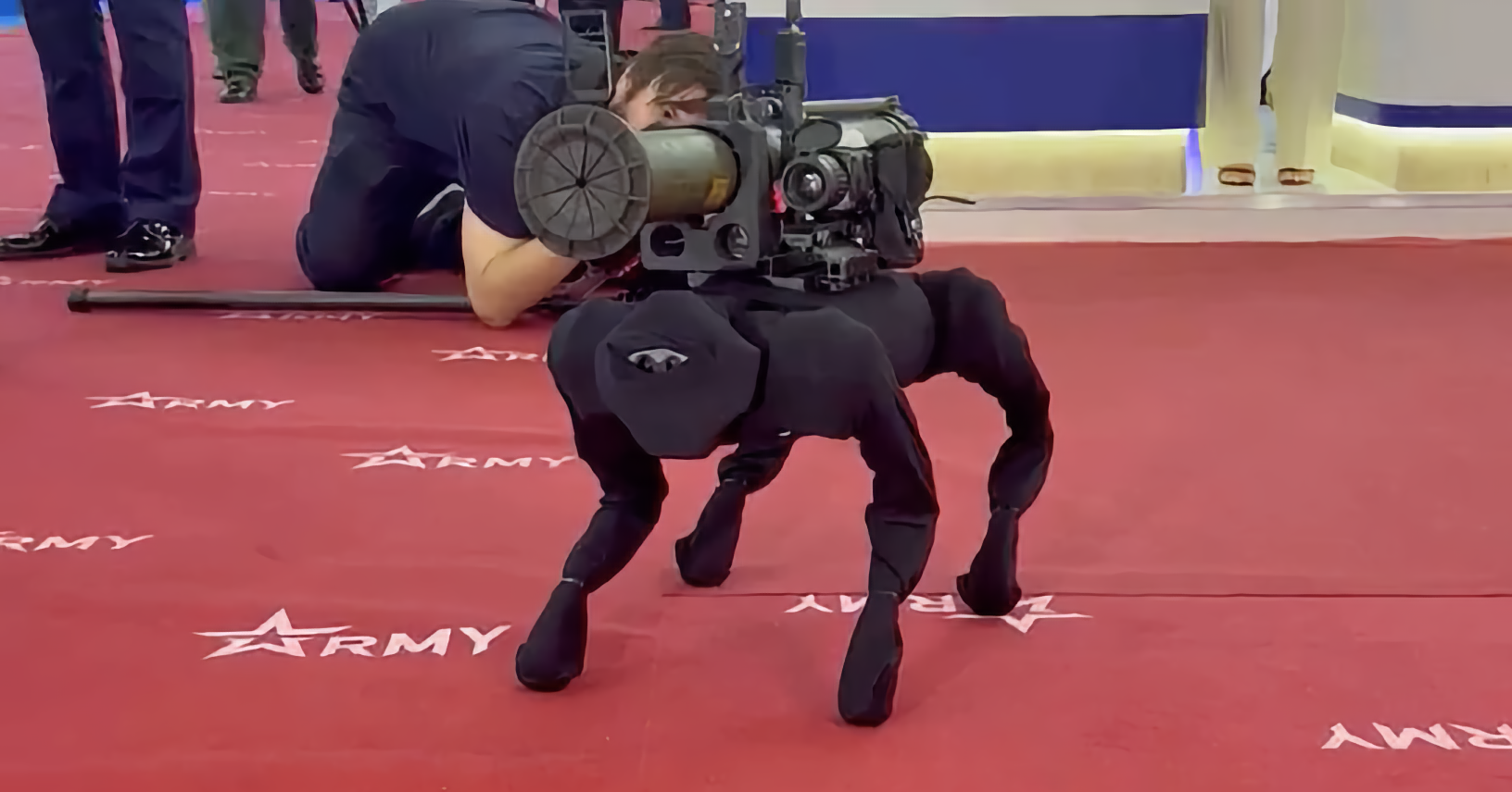 Rusia presenta un perro robot de 16.000 dólares con lanzagranadas Rusia presenta un perro robot de 16.000 dólares con lanzagranadas