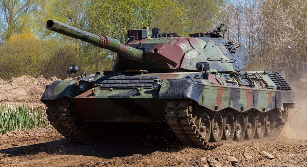 Alemania ha anunciado oficialmente la transferencia de los primeros carros de combate Leopard 1A5 a Ucrania. El nuevo paquete de ayuda militar incluye miles de municiones, camiones Mercedes-Benz Zetros y ametralladoras MG 3. Alemania ha anunciado oficialmente la transferencia de los primeros carros de combate Leopard 1A5 a Ucrania. El nuevo paquete de ayuda militar incluye miles de municiones, camiones Mercedes-Benz Zetros y ametralladoras MG 3.