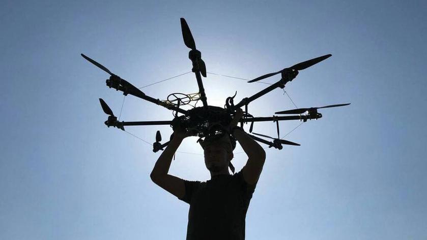 "Reconocimiento aéreo" muestra cómo el dron de ataque R18 de 20.000 dólares de Ucrania destruyó equipos rusos camuflados "Reconocimiento aéreo" muestra cómo el dron de ataque R18 de 20.000 dólares de Ucrania destruyó equipos rusos camuflados