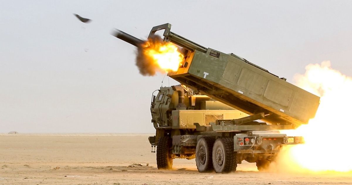 Los rusos tienen miedo de los misiles guiados de precisión HIMARS y AFOM después de golpear un depósito de petróleo a 115 km de la línea del frente. Los rusos tienen miedo de los misiles guiados de precisión HIMARS y AFOM después de golpear un depósito de petróleo a 115 km de la línea del frente.