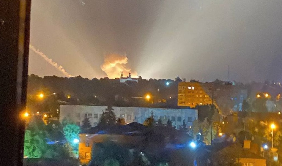Las Fuerzas Armadas de Ucrania destruyen un depósito de municiones en la región de Donetsk con la ayuda del estadounidense MLRS HIMARS (espectacular vídeo) Las Fuerzas Armadas de Ucrania destruyen un depósito de municiones en la región de Donetsk con la ayuda del estadounidense MLRS HIMARS (espectacular vídeo)