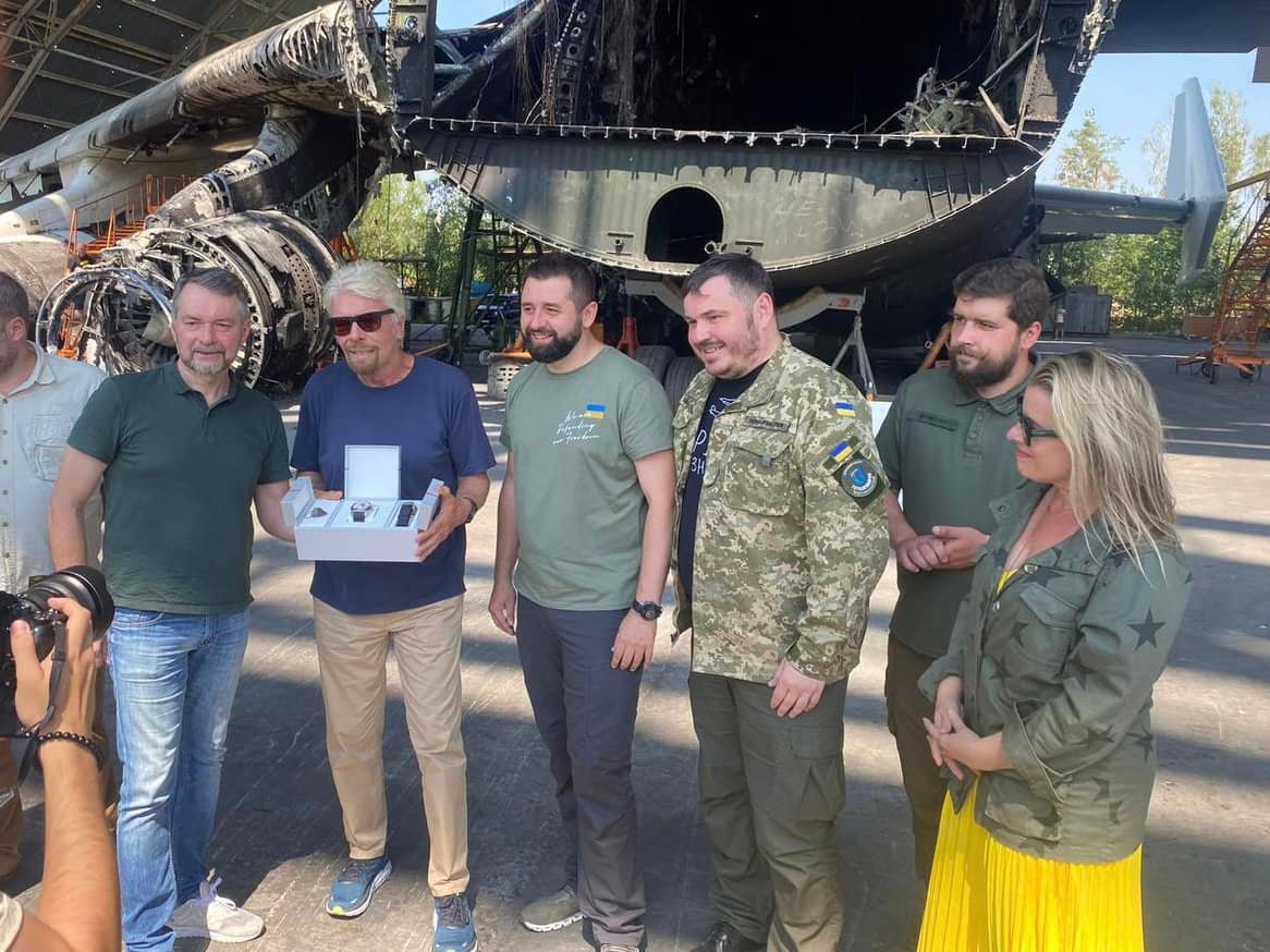 El fundador de Virgin Galactic, Richard Branson, llegó a Ucrania y visitó el aeródromo destruido en Gostomel El fundador de Virgin Galactic, Richard Branson, llegó a Ucrania y visitó el aeródromo destruido en Gostomel