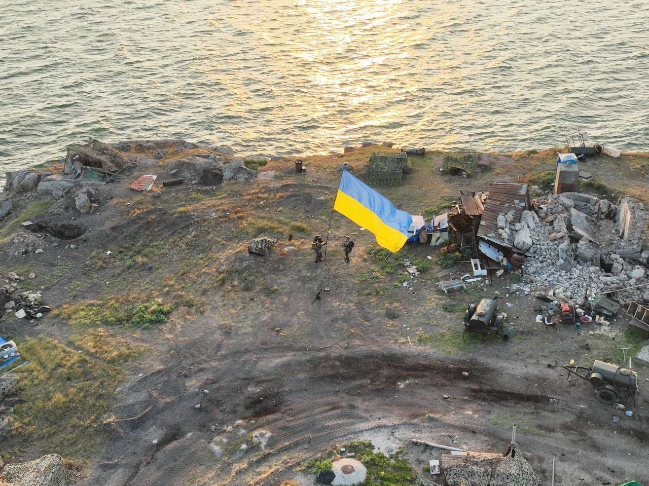 El ejército ruso sigue luchando con los restos de su propio equipo en la Isla de la Serpiente El ejército ruso sigue luchando con los restos de su propio equipo en la Isla de la Serpiente
