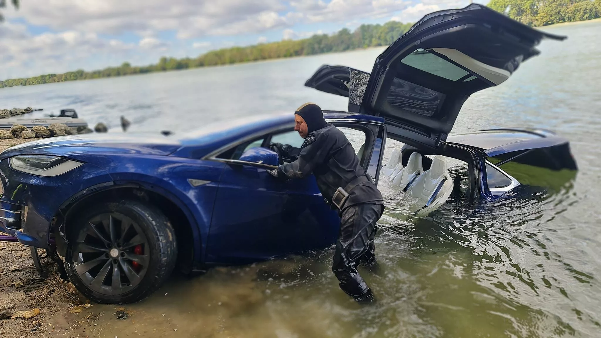El dueño de un Tesla Model X recogió el coche eléctrico del Danubio y lo vendió al día siguiente por 24.000 dólares El dueño de un Tesla Model X recogió el coche eléctrico del Danubio y lo vendió al día siguiente por 24.000 dólares
