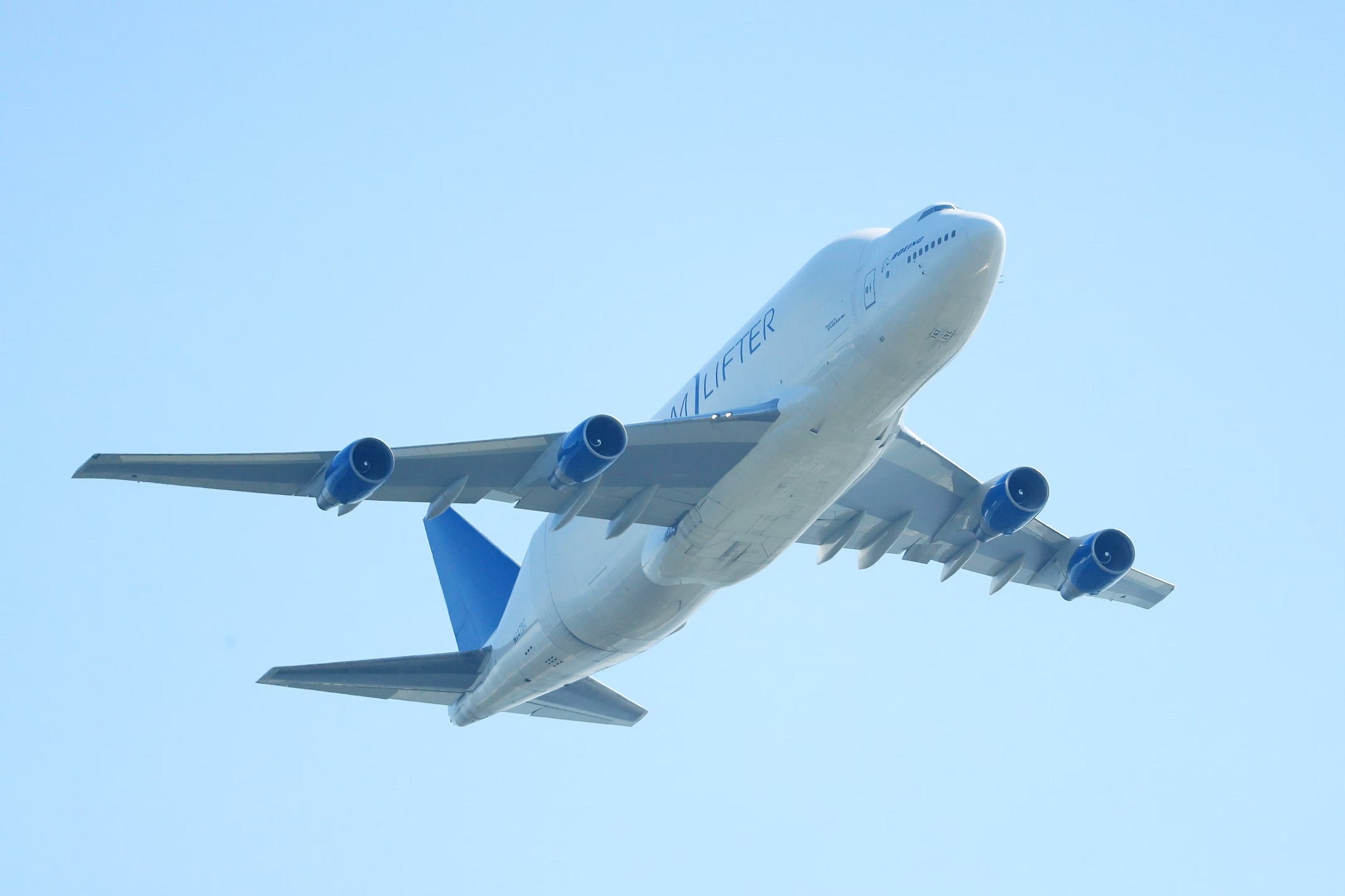 El Boeing 747 Dreamlifter perdió una rueda del tren de aterrizaje central de 100 kg durante el despegue (vídeo) El Boeing 747 Dreamlifter perdió una rueda del tren de aterrizaje central de 100 kg durante el despegue (vídeo)