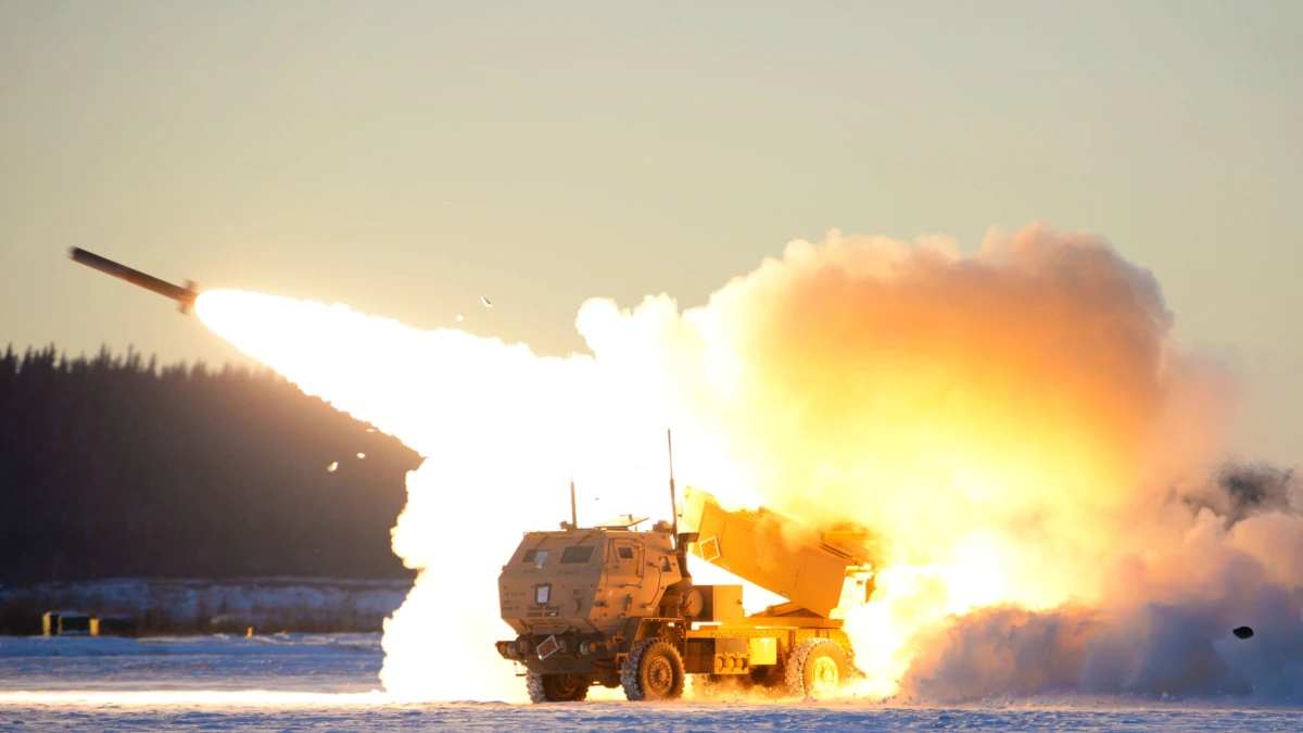 La propaganda rusa hizo pasar un complejo de baños militares por un HIMARS MLRS destruido La propaganda rusa hizo pasar un complejo de baños militares por un HIMARS MLRS destruido