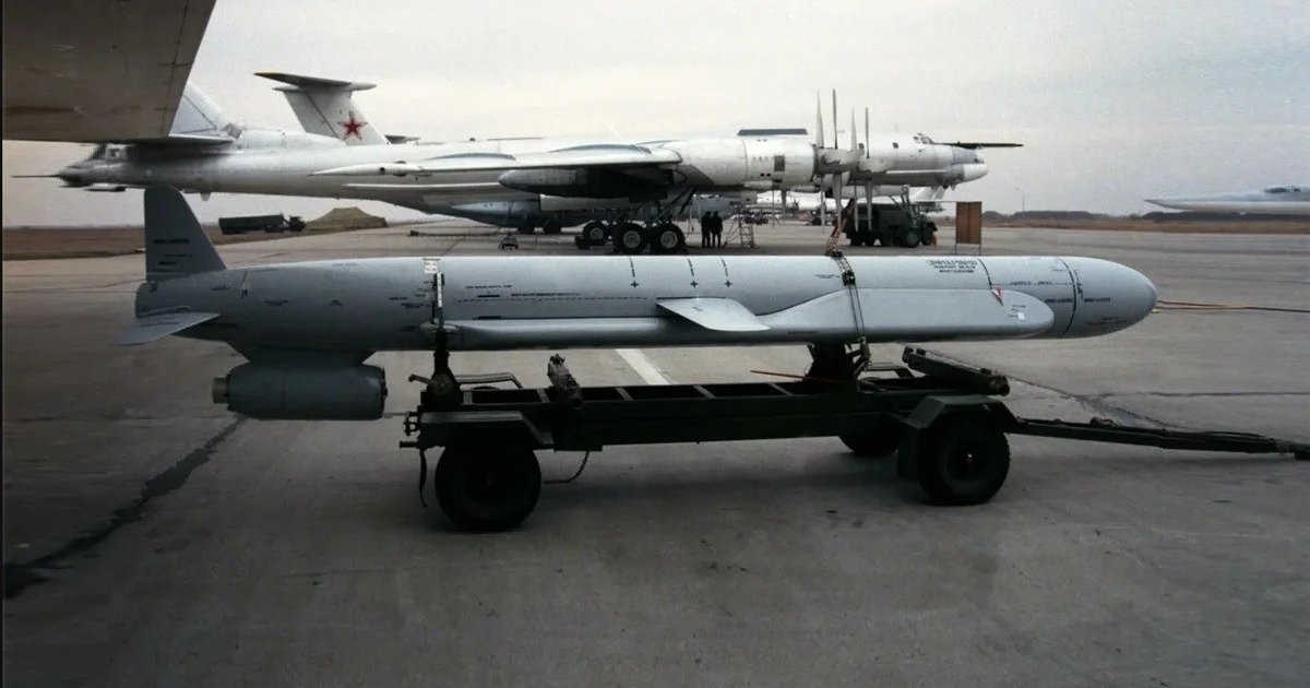 Las fuerzas de defensa ucranianas han mostrado cómo el sistema estadounidense FIM-92 Stinger derriba un misil de crucero estratégico ruso Kh-101 con un alcance de más de 5.000 km. Las fuerzas de defensa ucranianas han mostrado cómo el sistema estadounidense FIM-92 Stinger derriba un misil de crucero estratégico ruso Kh-101 con un alcance de más de 5.000 km.