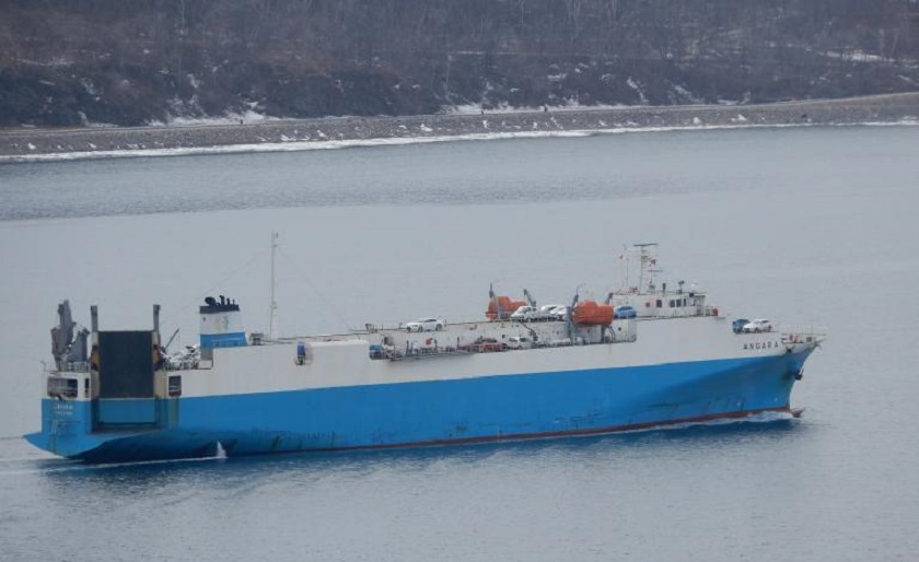 El barco ruso "Angara" con 570 autos a bordo se incendió en el Mar de Japón; los japoneses se negaron a extinguirlo El barco ruso "Angara" con 570 autos a bordo se incendió en el Mar de Japón; los japoneses se negaron a extinguirlo