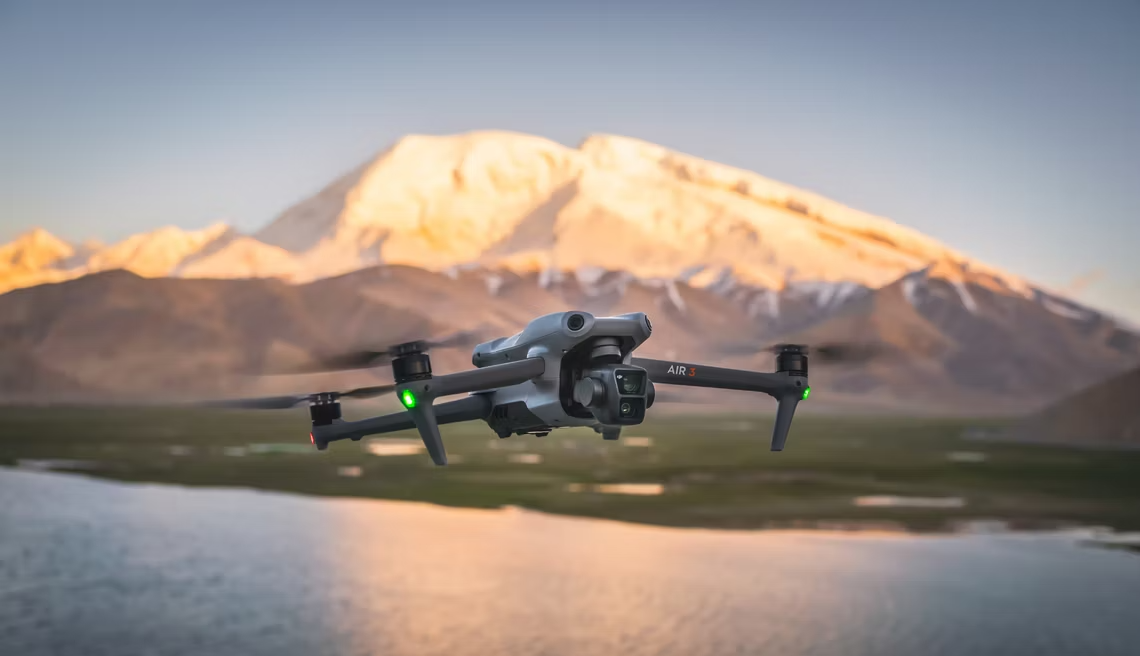DJI Air 3: un cuadricóptero con dos cámaras 4K, autonomía de vuelo de hasta 46 minutos y detección de obstáculos en todas las direcciones, con un precio desde 1099 €.