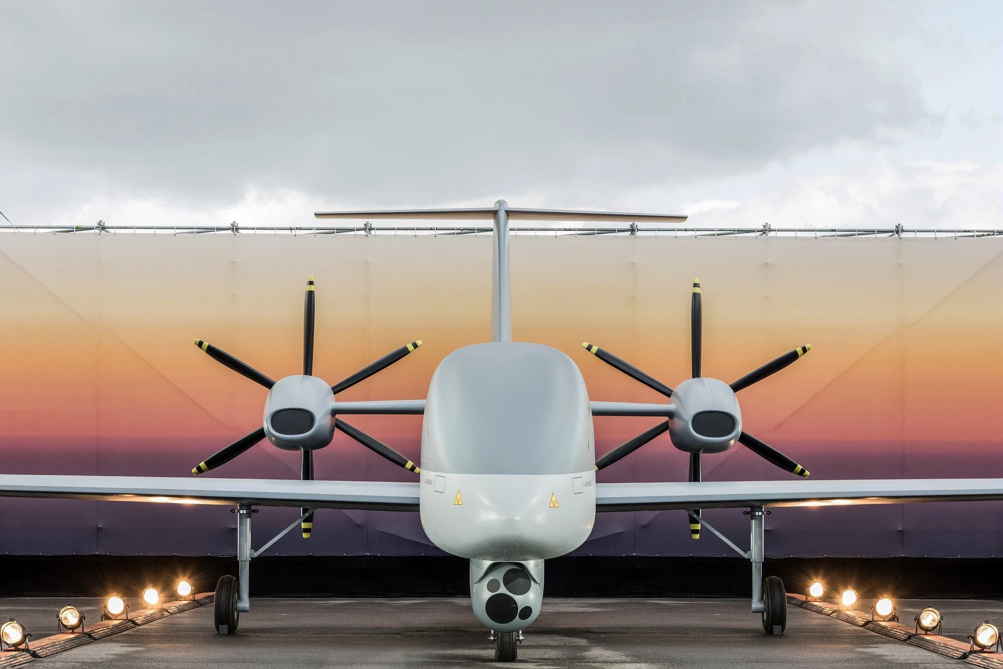 Airbus presenta el dron de ataque Eurodrone con misiles Hellfire y bombas Paveway: se ha firmado un contrato para la producción de 21 UAV por valor de 7.100 millones de euros Airbus presenta el dron de ataque Eurodrone con misiles Hellfire y bombas Paveway: se ha firmado un contrato para la producción de 21 UAV por valor de 7.100 millones de euros