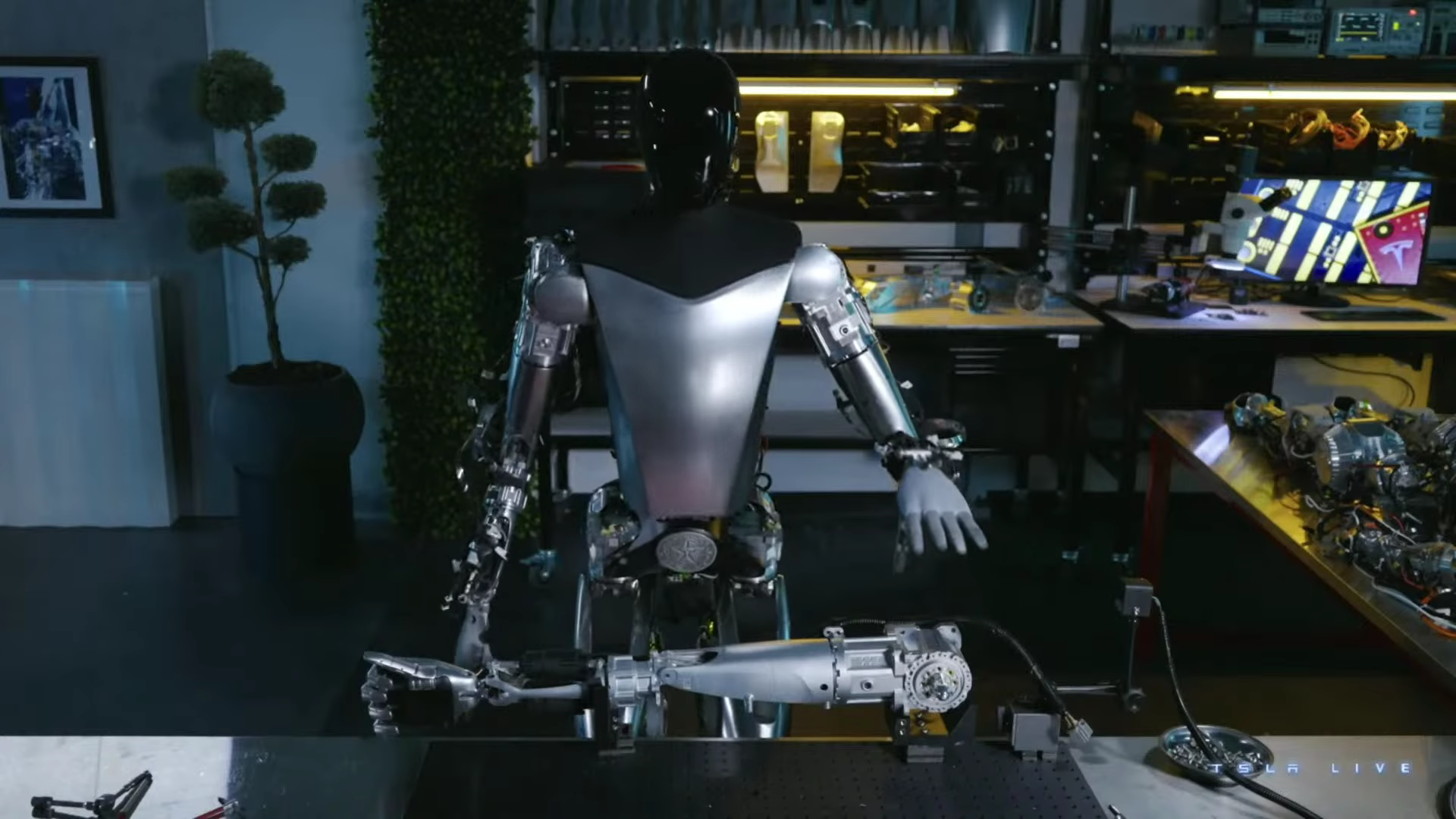 Tesla demuestra el proceso de cría del humanoide Optimus Tesla demuestra el proceso de cría del humanoide Optimus