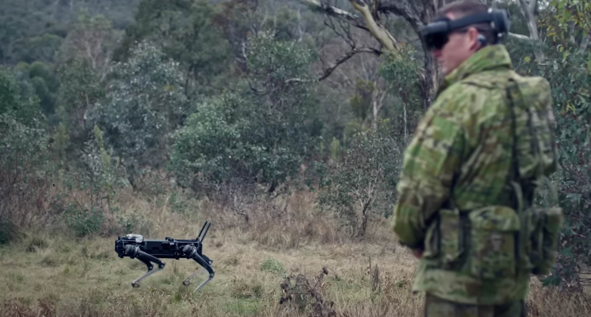 El ejército australiano fue capaz de controlar robots con el poder del pensamiento utilizando un casco HoloLens de Microsoft El ejército australiano fue capaz de controlar robots con el poder del pensamiento utilizando un casco HoloLens de Microsoft