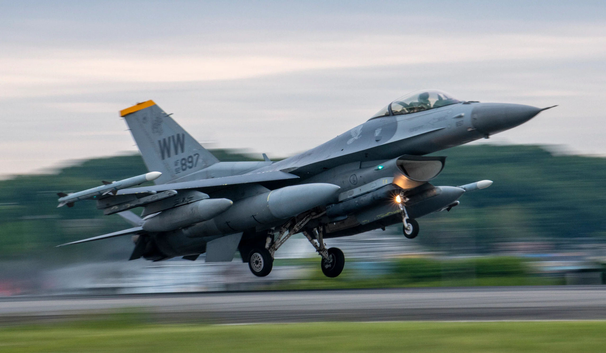 Bélgica retirará su primer caza F-16 Fighting Falcon este verano en previsión de recibir el F-35 Lightning II Bélgica retirará su primer caza F-16 Fighting Falcon este verano en previsión de recibir el F-35 Lightning II