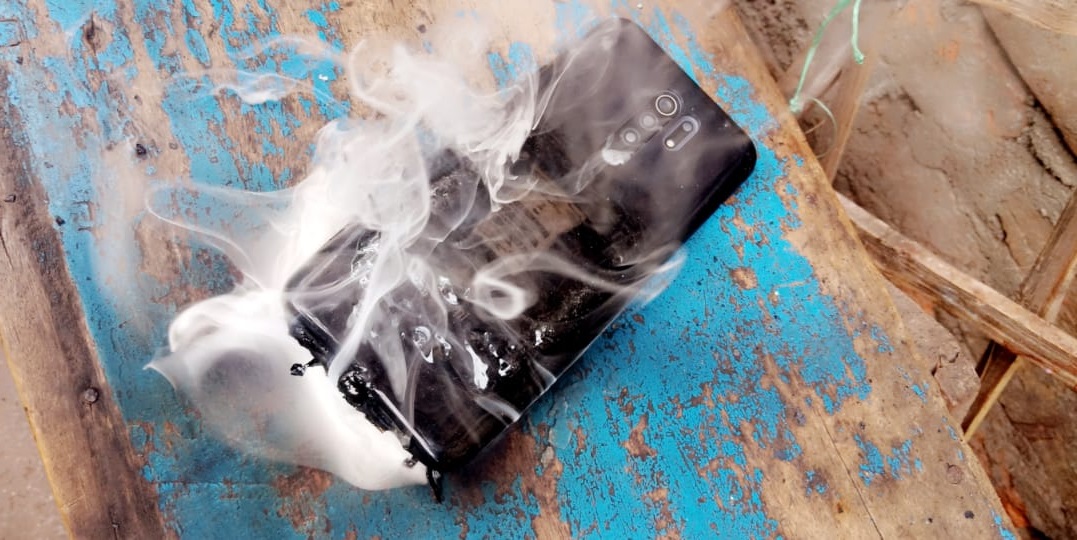Otro teléfono inteligente Xiaomi explotó: comenzó a fumar como un cigarrillo Otro teléfono inteligente Xiaomi explotó: comenzó a fumar como un cigarrillo