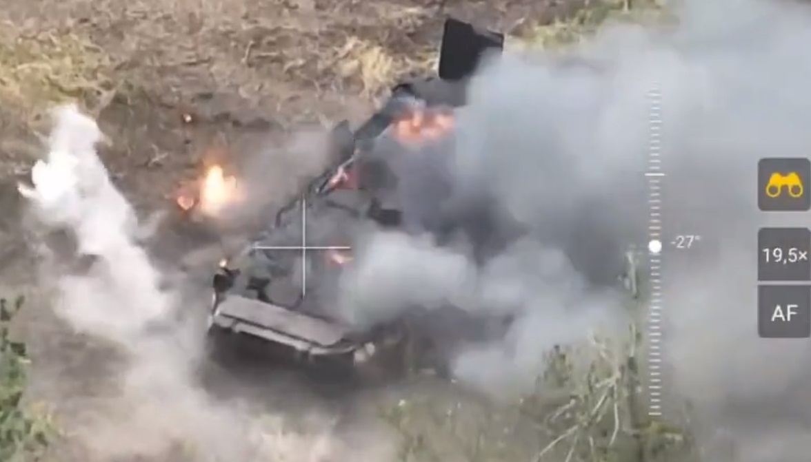 Un dron ucraniano con granadas destruyó un vehículo blindado de transporte de tropas ruso BTR-80 con un lanzador UMZ para minería a distancia. Un dron ucraniano con granadas destruyó un vehículo blindado de transporte de tropas ruso BTR-80 con un lanzador UMZ para minería a distancia.