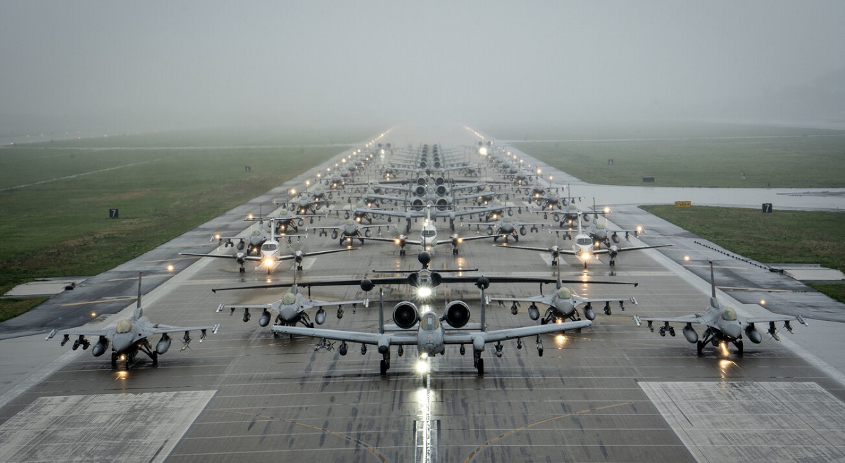 Las Fuerzas Aéreas de EE.UU. lanzaron simultáneamente al cielo 36 cazas F-16 y 12 aviones de ataque A-10 armados con misiles AIM-9, AIM-120, AGM-88, AGM-65 y bombas JDAM. Las Fuerzas Aéreas de EE.UU. lanzaron simultáneamente al cielo 36 cazas F-16 y 12 aviones de ataque A-10 armados con misiles AIM-9, AIM-120, AGM-88, AGM-65 y bombas JDAM.