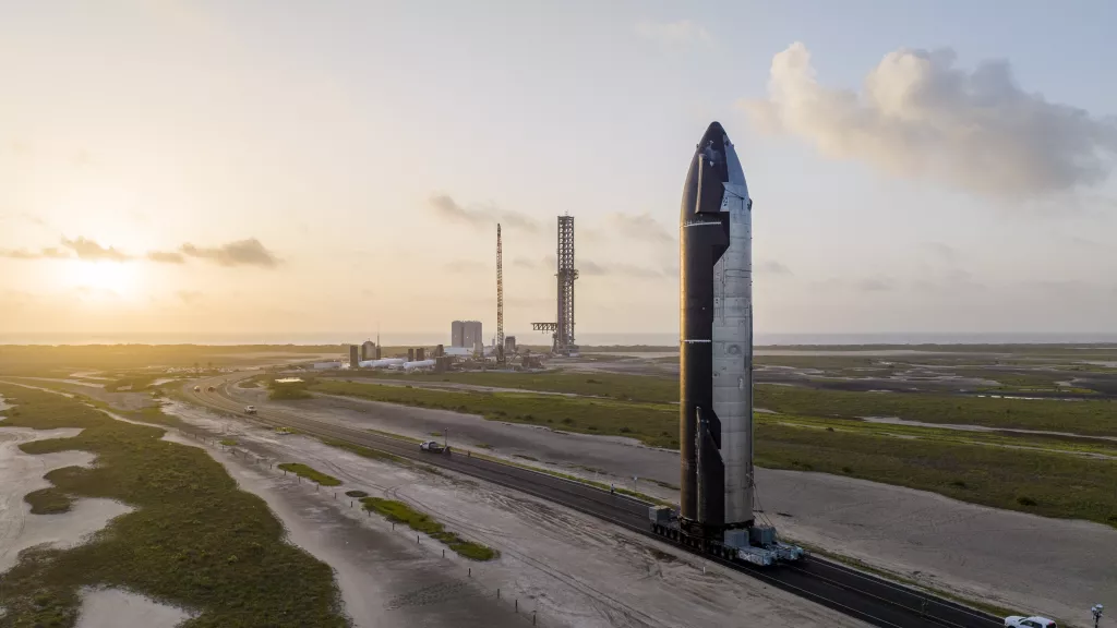 SpaceX revela el prototipo de Starship en la plataforma de lanzamiento, días antes del primer vuelo orbital SpaceX revela el prototipo de Starship en la plataforma de lanzamiento, días antes del primer vuelo orbital