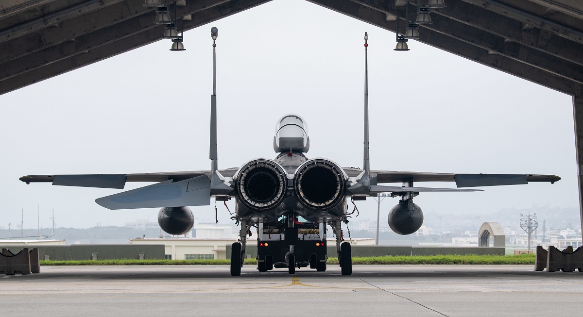 La Fuerza Aérea de EEUU ha escondido cazas F-35A Lightning II y F-15C Eagle en hangares de la base de Kadena para proteger a los aviones de un tifón La Fuerza Aérea de EEUU ha escondido cazas F-35A Lightning II y F-15C Eagle en hangares de la base de Kadena para proteger a los aviones de un tifón