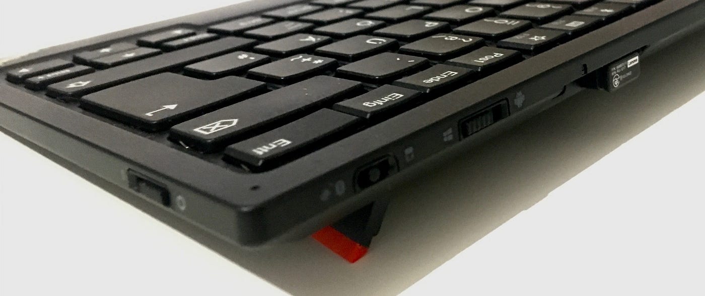 El teclado Bluetooth de Lenovo que se carga con energía solar y se conecta a tres dispositivos a la vez podría presentarse en CES 2025
