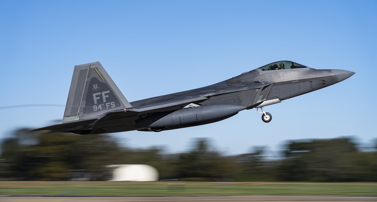 EE.UU. traslada su F-22 Raptor a Oriente Medio por el comportamiento poco profesional de los aviones rusos que sobrevuelan con misiles las bases estadounidenses EE.UU. traslada su F-22 Raptor a Oriente Medio por el comportamiento poco profesional de los aviones rusos que sobrevuelan con misiles las bases estadounidenses