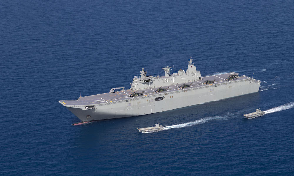 Australia ha enviado su mayor buque, el HMAS Canberra, al Mar de China Meridional para realizar maniobras conjuntas con EE.UU. y Filipinas. Australia ha enviado su mayor buque, el HMAS Canberra, al Mar de China Meridional para realizar maniobras conjuntas con EE.UU. y Filipinas.