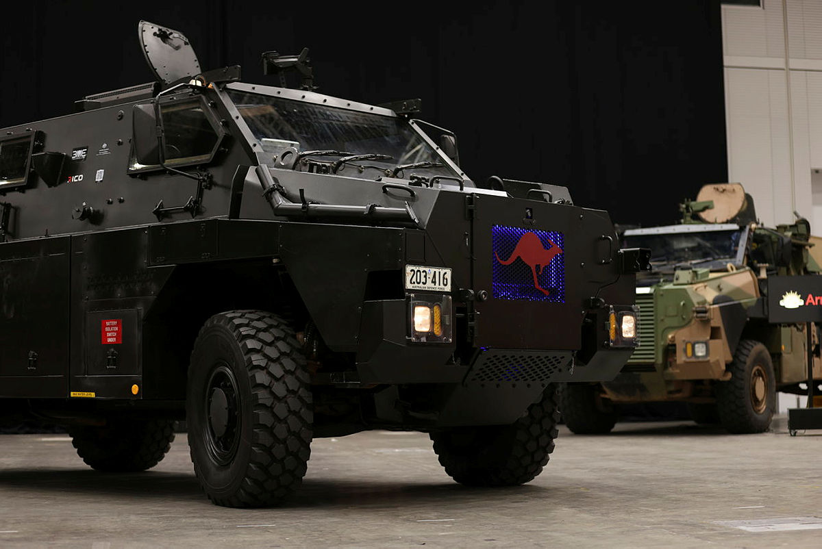 El ejército australiano está probando una versión eléctrica del Bushmaster, el primer vehículo militar eléctrico del mundo El ejército australiano está probando una versión eléctrica del Bushmaster, el primer vehículo militar eléctrico del mundo