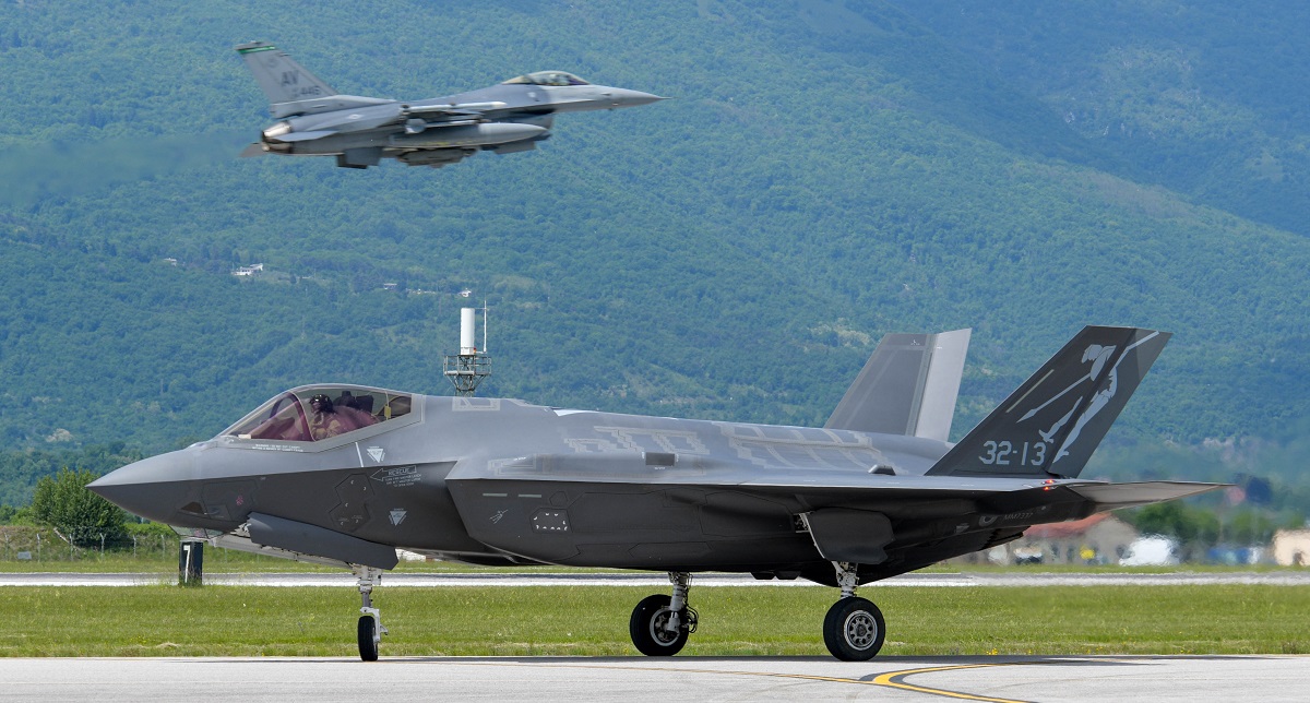 Los cazas italianos de quinta generación F-35 Lightning II llegan por primera vez a Japón Los cazas italianos de quinta generación F-35 Lightning II llegan por primera vez a Japón
