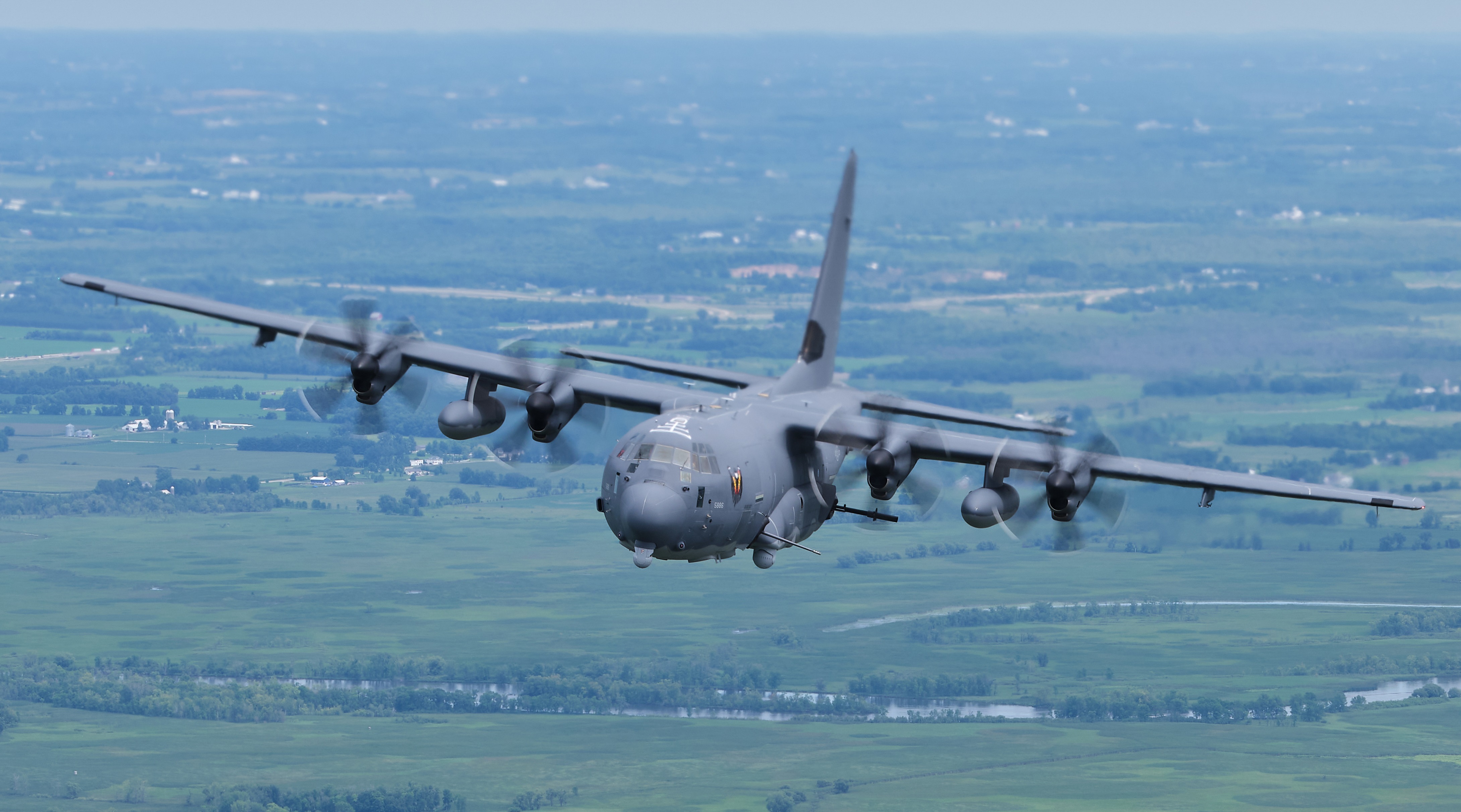 EE.UU. envía por primera vez a la República de Corea la última batería de apoyo volante Lockheed AC-130J Ghostrider con misiles AGM-114 Hellfire, AGM-176 Griffin y bombas GBU-39. EE.UU. envía por primera vez a la República de Corea la última batería de apoyo volante Lockheed AC-130J Ghostrider con misiles AGM-114 Hellfire, AGM-176 Griffin y bombas GBU-39.