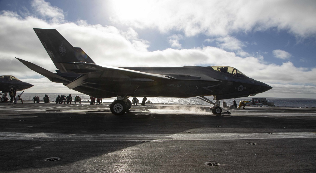 Los cazas de quinta generación F-35C Lightning II vuelan más de 12.000 km hasta Australia por primera vez en la historia militar de EE.UU. Los cazas de quinta generación F-35C Lightning II vuelan más de 12.000 km hasta Australia por primera vez en la historia militar de EE.UU.
