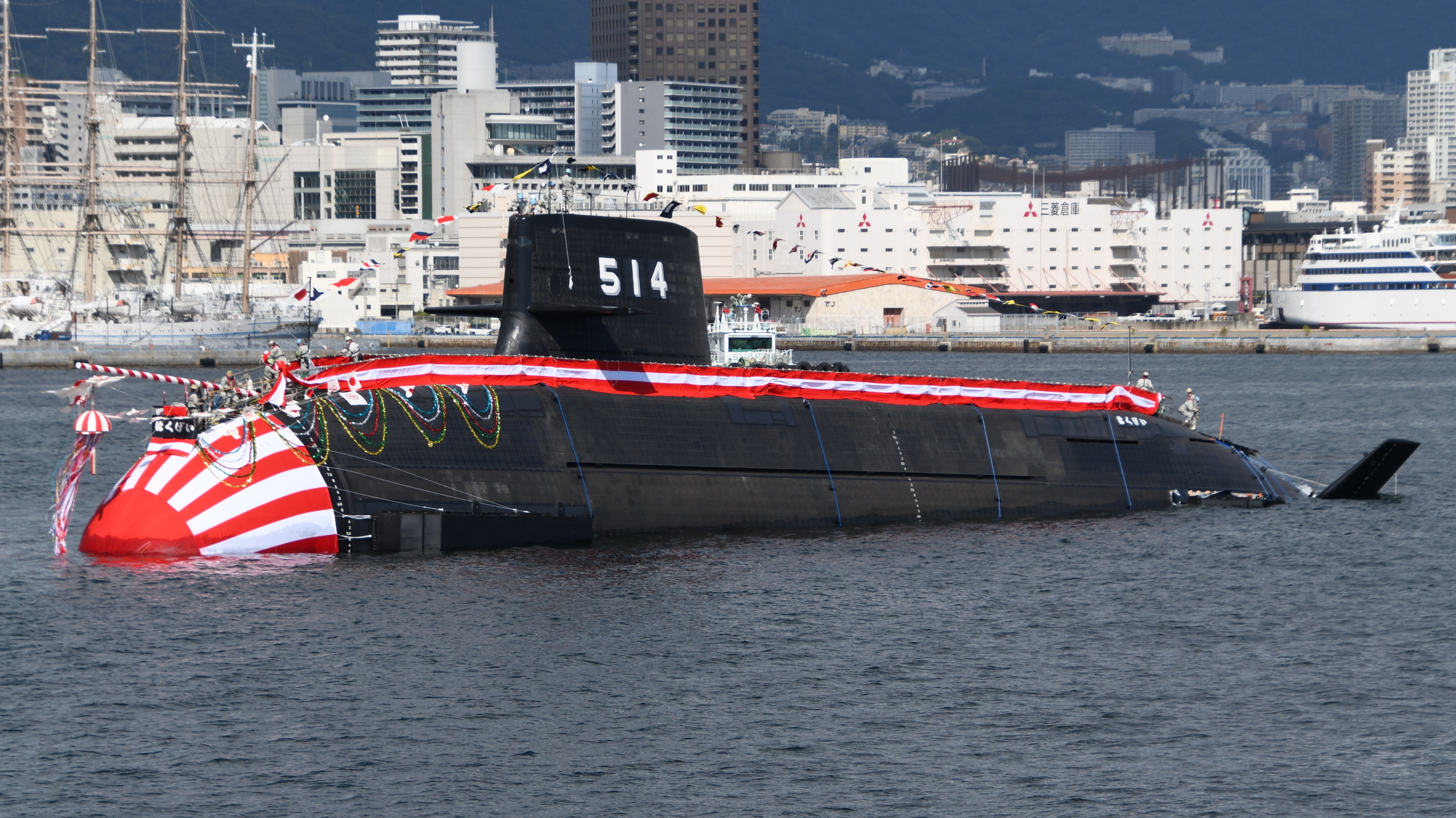 Japón cuenta con el primer submarino del mundo propulsado por baterías de iones de litio, valorado en 5.400 millones de dólares y capaz de transportar hasta 30 misiles. Japón cuenta con el primer submarino del mundo propulsado por baterías de iones de litio, valorado en 5.400 millones de dólares y capaz de transportar hasta 30 misiles.