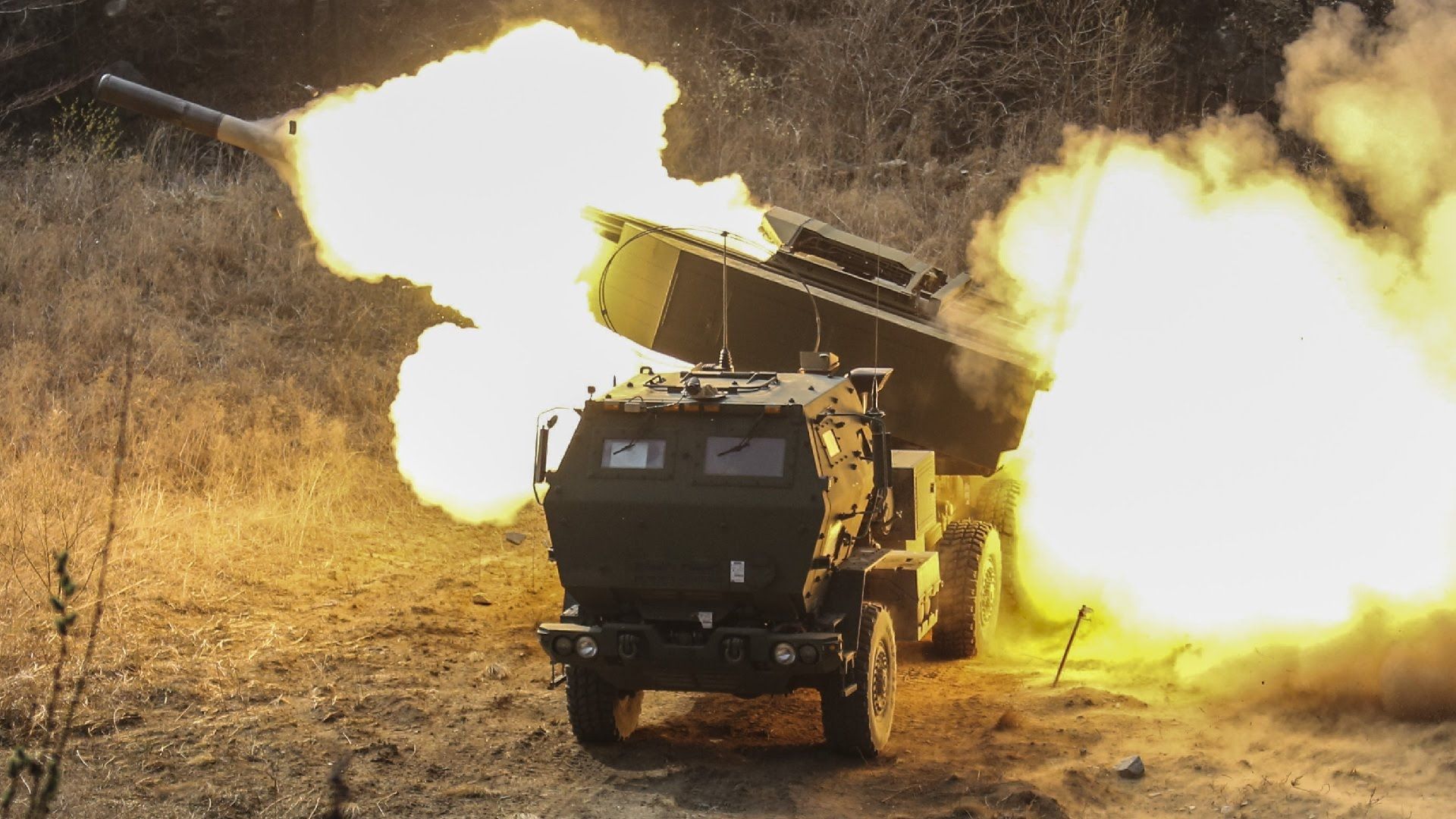Las fuerzas armadas ucranianas utilizaron el HIMARS para destruir un convoy de vehículos blindados rusos con tanques y el raro TOS-1A "Solntsevyok", que se denomina el arma no nuclear más potente de Rusia Las fuerzas armadas ucranianas utilizaron el HIMARS para destruir un convoy de vehículos blindados rusos con tanques y el raro TOS-1A "Solntsevyok", que se denomina el arma no nuclear más potente de Rusia
