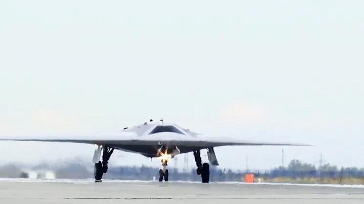 Rusia está desarrollando el avión no tripulado de ataque Okhotnik con misiles Kh-59MK2 y R-77M, que podrá funcionar con el caza de quinta generación Su-57. Rusia está desarrollando el avión no tripulado de ataque Okhotnik con misiles Kh-59MK2 y R-77M, que podrá funcionar con el caza de quinta generación Su-57.