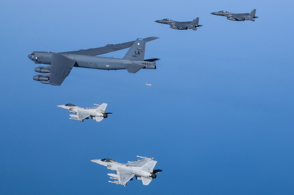 Los bombarderos nucleares B-52H Stratofortress regresan a la República de Corea para realizar ejercicios con cazas F-35A, F-16, F-15E y KF-16 Los bombarderos nucleares B-52H Stratofortress regresan a la República de Corea para realizar ejercicios con cazas F-35A, F-16, F-15E y KF-16