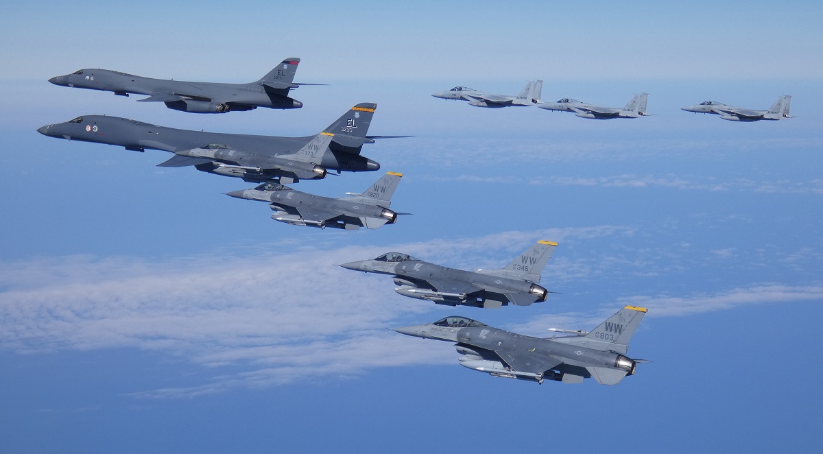 EE.UU. y Japón realizan maniobras conjuntas con bombarderos supersónicos estratégicos B-1B Lancer, cazas F-15 Eagle y F-16 Fighting Falcon EE.UU. y Japón realizan maniobras conjuntas con bombarderos supersónicos estratégicos B-1B Lancer, cazas F-15 Eagle y F-16 Fighting Falcon