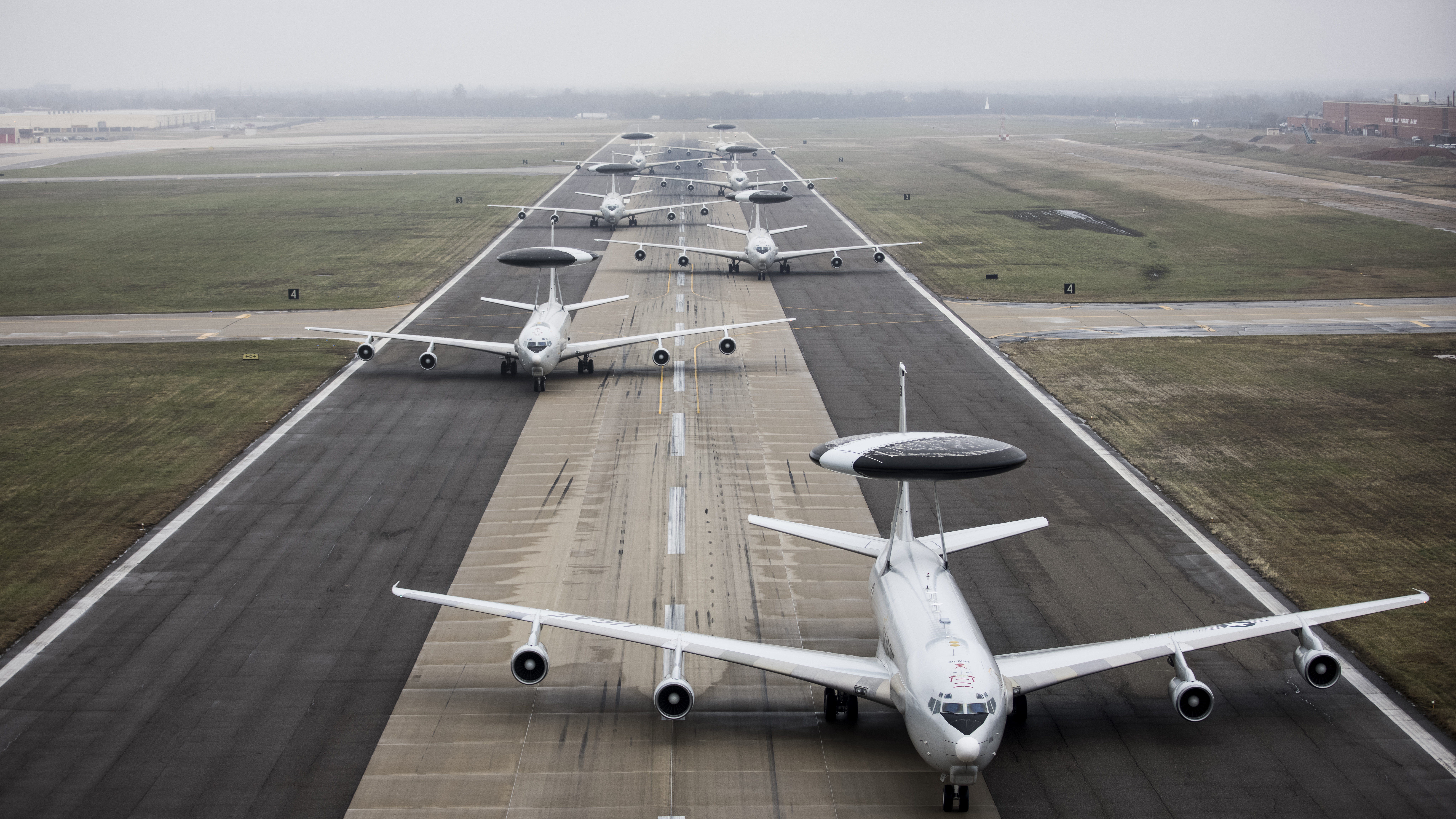 Las Fuerzas Aéreas de EE.UU. demostraron el paseo en elefante del Boeing E-3 Sentry llevando varios aviones al cielo simultáneamente Las Fuerzas Aéreas de EE.UU. demostraron el paseo en elefante del Boeing E-3 Sentry llevando varios aviones al cielo simultáneamente