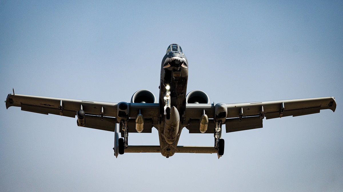 El primer legendario avión de ataque A-10 Thunderbolt II llega a Oriente Medio para ayudar a los cazas F-15E y F-16