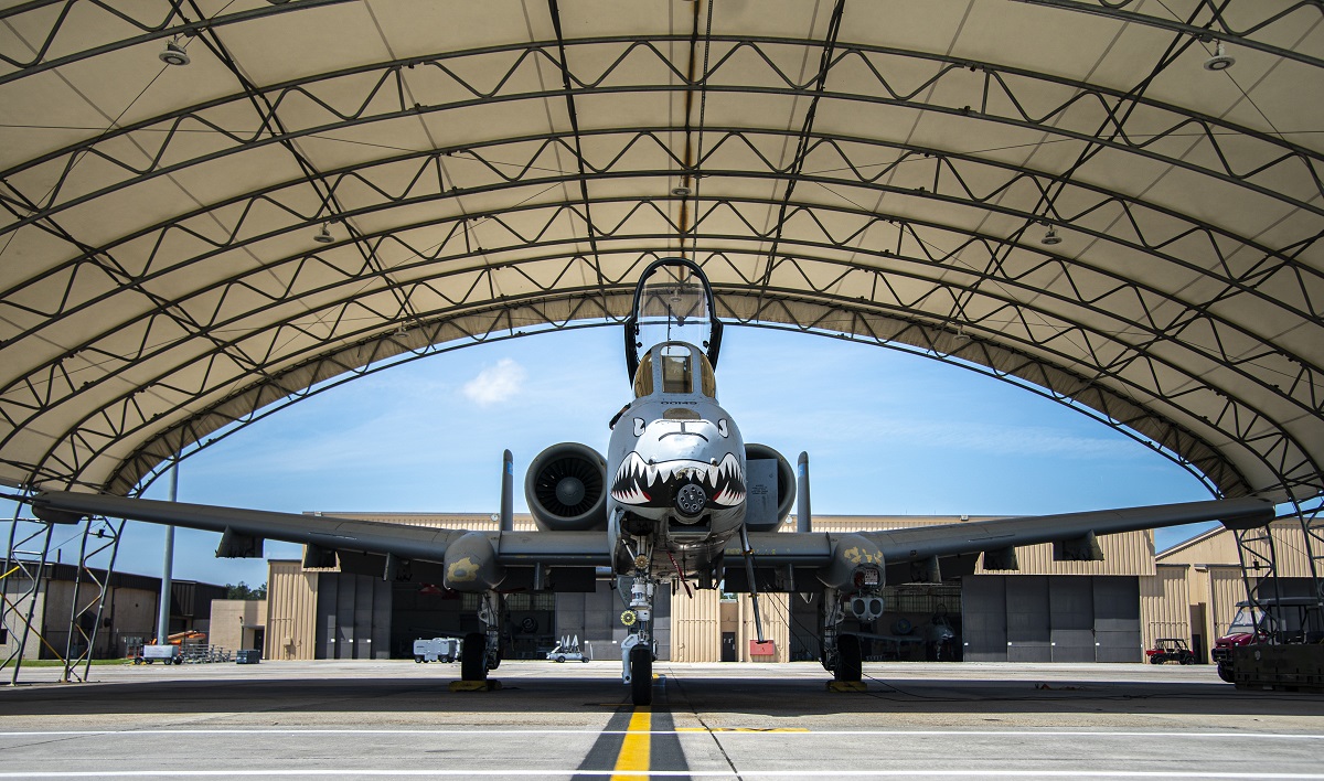 El legendario A-10C Thunderbolt II de la base aérea de Moody realiza su último vuelo antes de retirarse tras 14.125 horas de vuelo. El legendario A-10C Thunderbolt II de la base aérea de Moody realiza su último vuelo antes de retirarse tras 14.125 horas de vuelo.