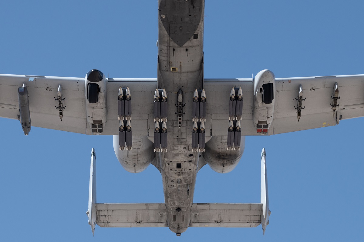 El avión de ataque A-10 Thunderbolt II podrá transportar 16 bombas de alta precisión GBU-39/B SDB tras una actualización de software El avión de ataque A-10 Thunderbolt II podrá transportar 16 bombas de alta precisión GBU-39/B SDB tras una actualización de software