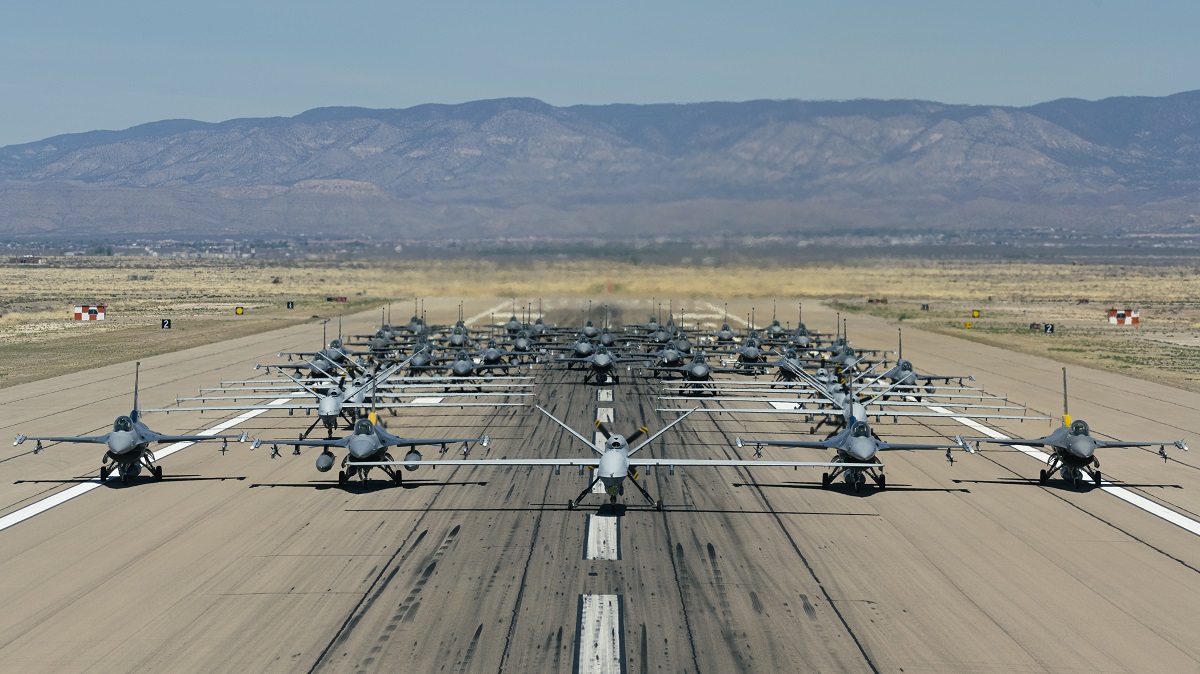 La Fuerza Aérea de EE.UU. surca los cielos simultáneamente con 40 cazas F-16 Fighting Falcon y nueve drones MQ-9 Reaper La Fuerza Aérea de EE.UU. surca los cielos simultáneamente con 40 cazas F-16 Fighting Falcon y nueve drones MQ-9 Reaper