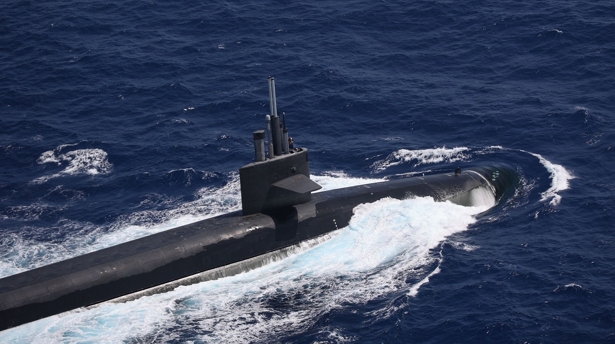 El Pentágono mostró un vídeo muy poco frecuente de la reposición del submarino nuclear USS Maine (SSBN 741), equipado con misiles nucleares Trident II con un alcance de lanzamiento de 12.000 km. El Pentágono mostró un vídeo muy poco frecuente de la reposición del submarino nuclear USS Maine (SSBN 741), equipado con misiles nucleares Trident II con un alcance de lanzamiento de 12.000 km.