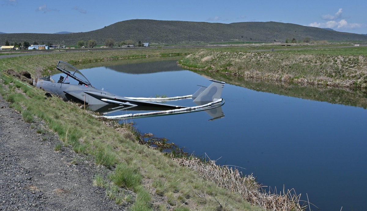 Un raro caza F-15D Eagle se ahogó inesperadamente en un canal de riego justo en una base militar de Oregón. Un raro caza F-15D Eagle se ahogó inesperadamente en un canal de riego justo en una base militar de Oregón.
